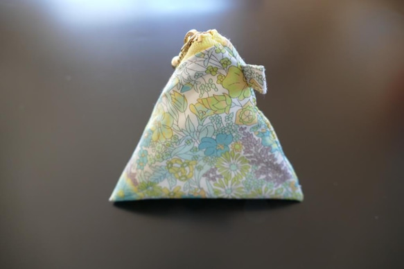 三角ポーチ リバティ マーガレット・アニー(黄色)　サシェ(匂い袋）、飴・小物入れ、外出時の薬入れに　ミニ テトラ 6枚目の画像