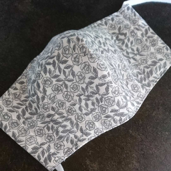 リバティプリント スリーピングローズ タナローン 薄手 布マスク 立体 大人 マスク 2枚目の画像