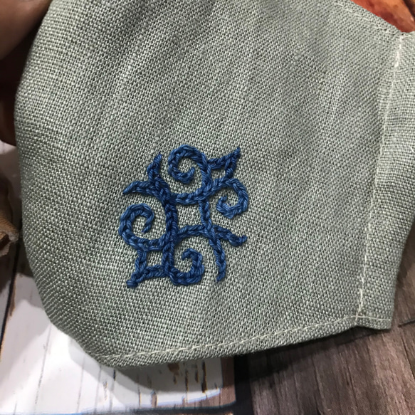 アイヌ刺繍マスク　グリーン系リネン　Mサイズ 2枚目の画像