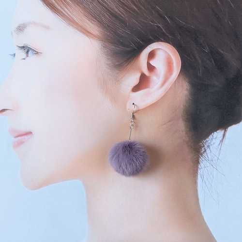 ファーボンボンのピアス（パープル） ピアス（フック・チェーン） 日月 