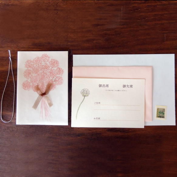 【送料無料】シロツメ草花束・シロツメ草の花冠デザインの招待状2セット（サーモンピンク） 3枚目の画像