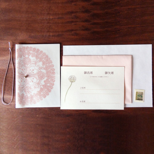 【送料無料】シロツメ草花束・シロツメ草の花冠デザインの招待状2セット（サーモンピンク） 4枚目の画像