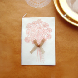 【送料無料】シロツメ草花束・シロツメ草の花冠デザインの招待状2セット（サーモンピンク） 5枚目の画像