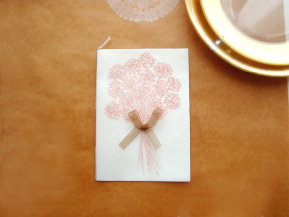 【送料無料】シロツメ草花束・シロツメ草の花冠デザインの招待状2セット（サーモンピンク） 5枚目の画像
