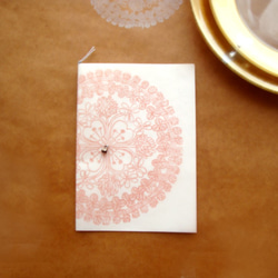 【送料無料】シロツメ草花束・シロツメ草の花冠デザインの招待状2セット（サーモンピンク） 6枚目の画像