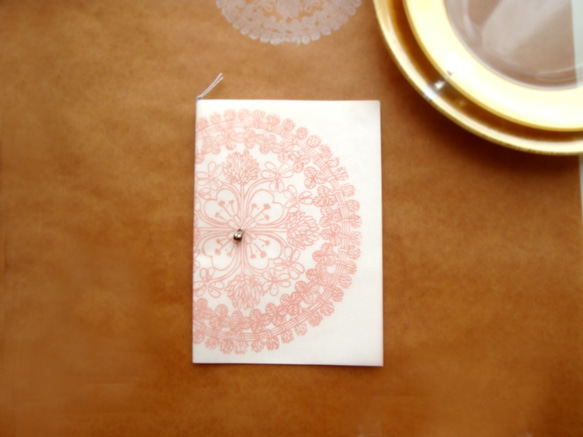 【送料無料】シロツメ草花束・シロツメ草の花冠デザインの招待状2セット（サーモンピンク） 6枚目の画像