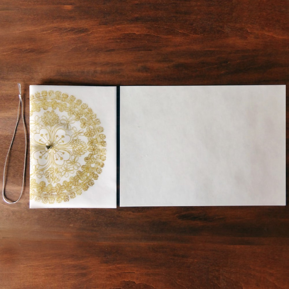 【送料無料】シロツメ草花束・シロツメ草の花冠デザインのメニュー表2セット（イエローオーカー） 7枚目の画像