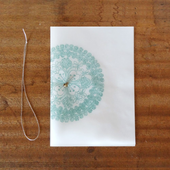 【送料無料】シロツメ草花束・シロツメ草の花冠デザインの席次表2セット（テールグリーン） 6枚目の画像