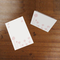 【送料無料】シロツメ草花束・シロツメ草の花冠デザインの席札4セット（サーモンピンク） 2枚目の画像