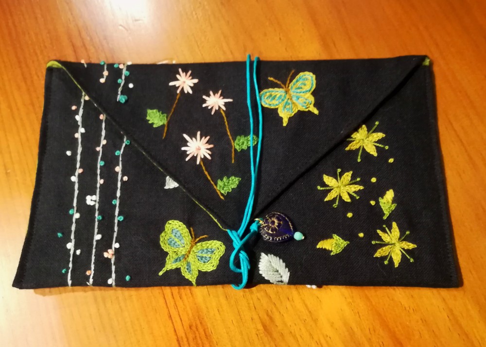 ☆一点物☆手刺繍リネンのポーチ（お花畑と蝶々、黒）
