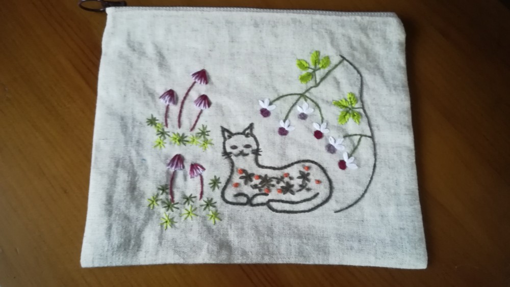 ☆一点物☆手刺繍リネンのポーチ（猫とキノコ）