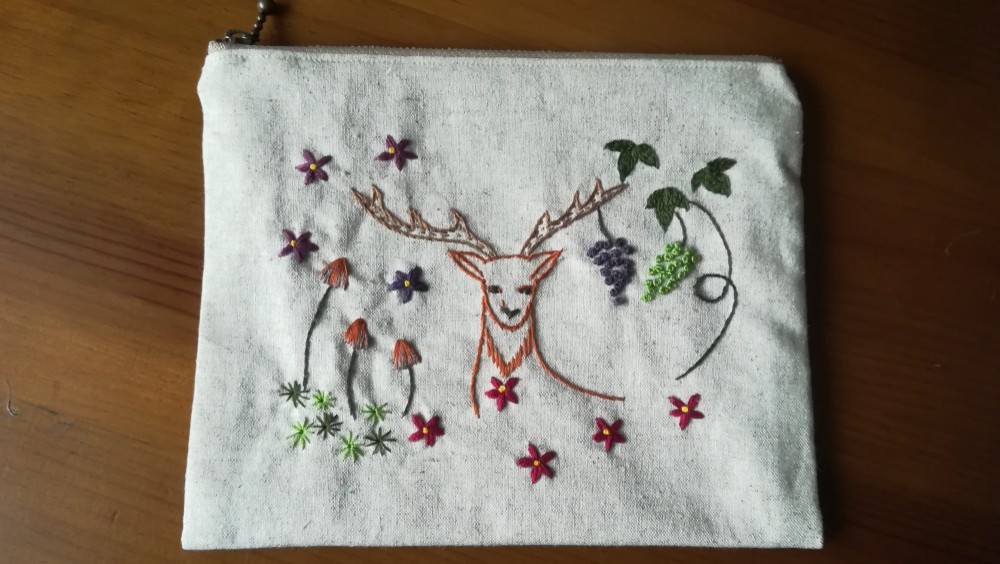 ☆一点物☆手刺繍リネンのポーチ（鹿と葡萄）