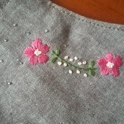 リネンの立体マスク☆大人可愛い横顔☆手刺繍　（ピンクの花、グレー） 2枚目の画像