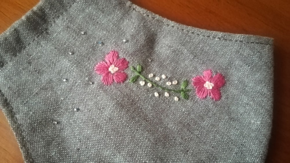 リネンの立体マスク☆大人可愛い横顔☆手刺繍　（ピンクの花、グレー） 2枚目の画像