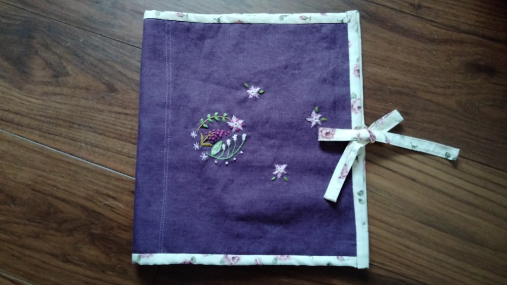 ☆手刺繍☆リネンのランジェリーポーチ（小花）