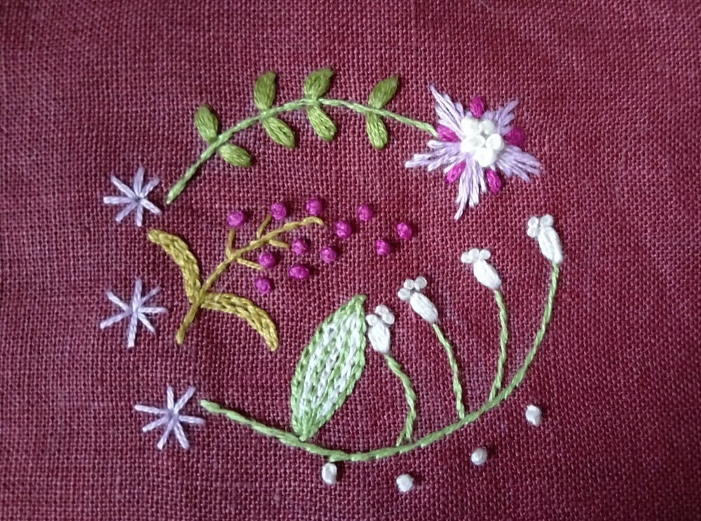 ☆手刺繍☆リネンのランジェリーポーチ（バーガンディ）