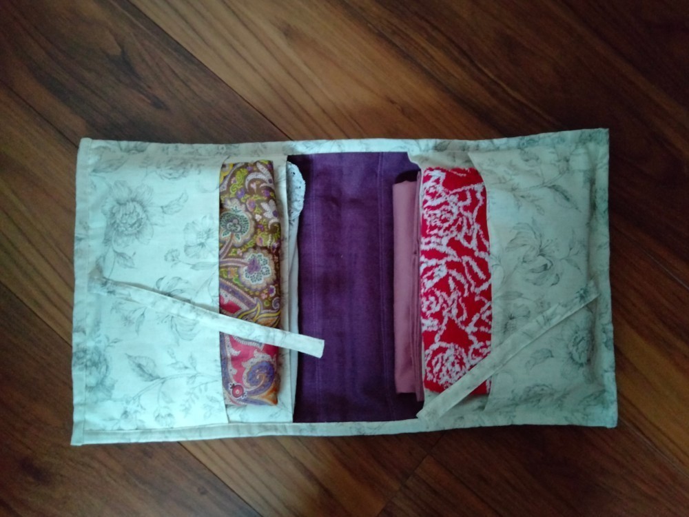 ☆手刺繍☆リネンのランジェリーポーチ（バーガンディ）