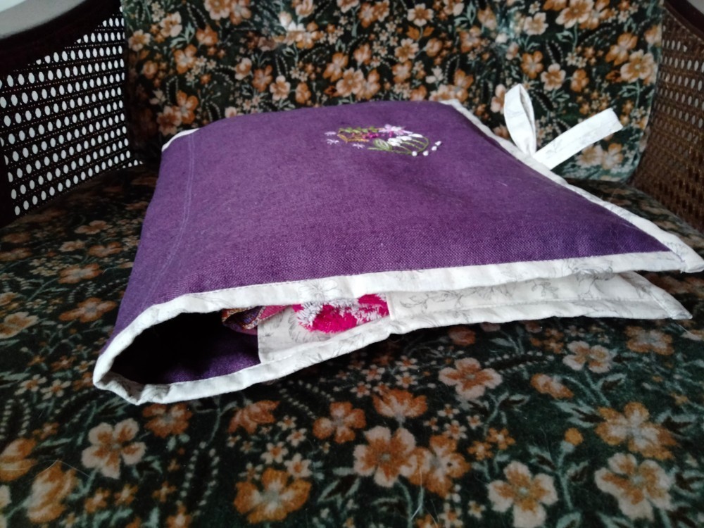 ☆手刺繍☆リネンのランジェリーポーチ（バーガンディ）