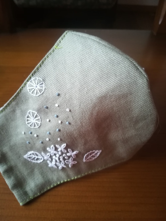 【再販】リネンの立体マスク　手刺繍　（紫陽花、しろ） 2枚目の画像