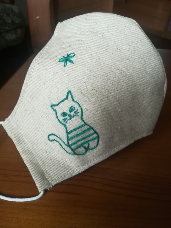 リネンの立体マスク☆大人可愛い横顔☆手刺繍　（猫と蝶々） 2枚目の画像