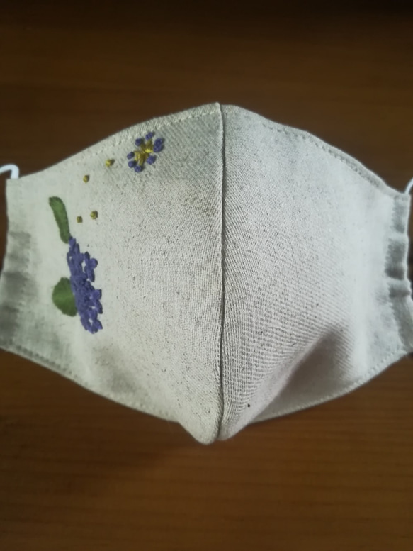 リネンの立体マスク　手刺繍　（紫陽花、紫） 2枚目の画像