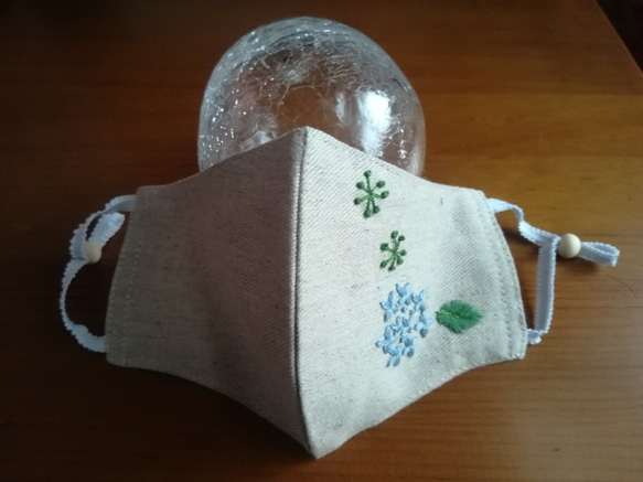 リネンの立体マスク☆シュッと小顔☆手刺繍　（紫陽花、水色） 2枚目の画像