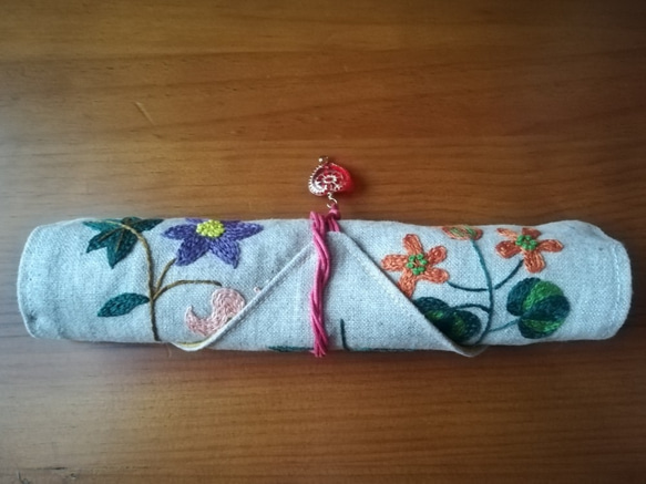 手刺繍のリネンポーチ（花畑） 2枚目の画像