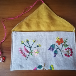 手刺繍のリネンポーチ（花畑） 3枚目の画像