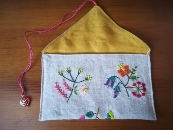 手刺繍のリネンポーチ（花畑） 3枚目の画像