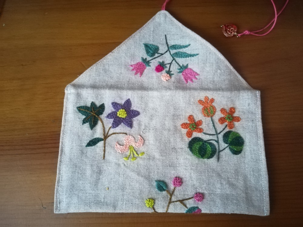 手刺繍のリネンポーチ（花畑）