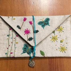 一点物☆手刺繍のリネンポーチ（花畑と蝶々） 1枚目の画像