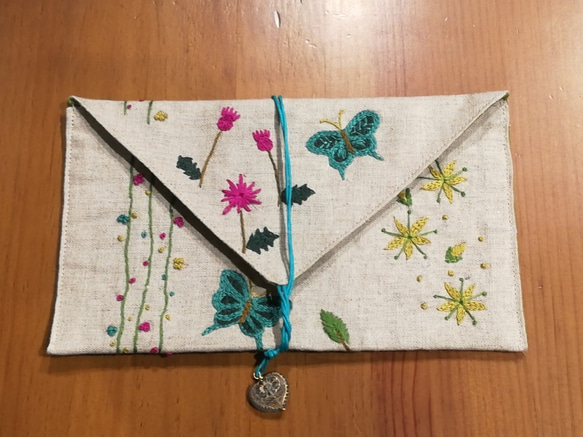 一点物☆手刺繍のリネンポーチ（花畑と蝶々） 1枚目の画像