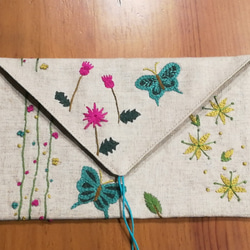 一点物☆手刺繍のリネンポーチ（花畑と蝶々） 3枚目の画像