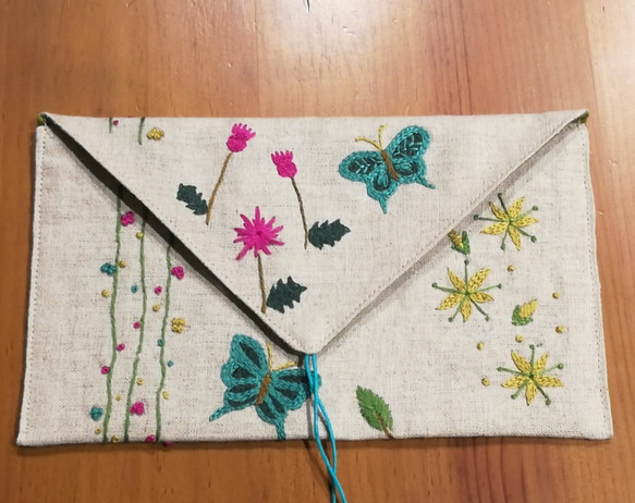 一点物☆手刺繍のリネンポーチ（花畑と蝶々） 3枚目の画像