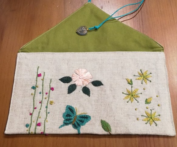 一点物☆手刺繍のリネンポーチ（花畑と蝶々） 4枚目の画像