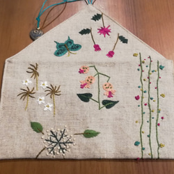 一点物☆手刺繍のリネンポーチ（花畑と蝶々） 5枚目の画像