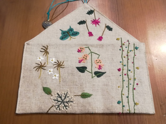 一点物☆手刺繍のリネンポーチ（花畑と蝶々） 5枚目の画像
