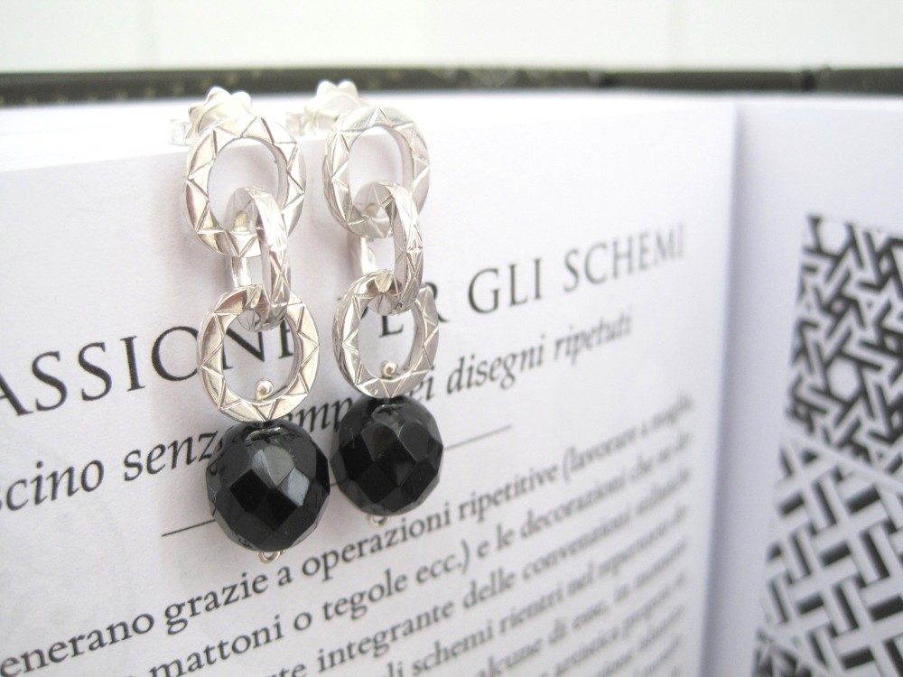 彫りを施したシルバー925チェーンとブラックオニキスのピアス "Catena"