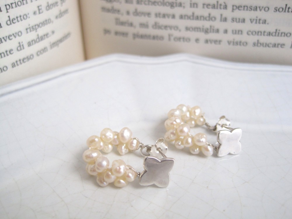 スクエア編み淡水パールとクロスフラワーシルバーのスタッドピアス"Fiori croci"