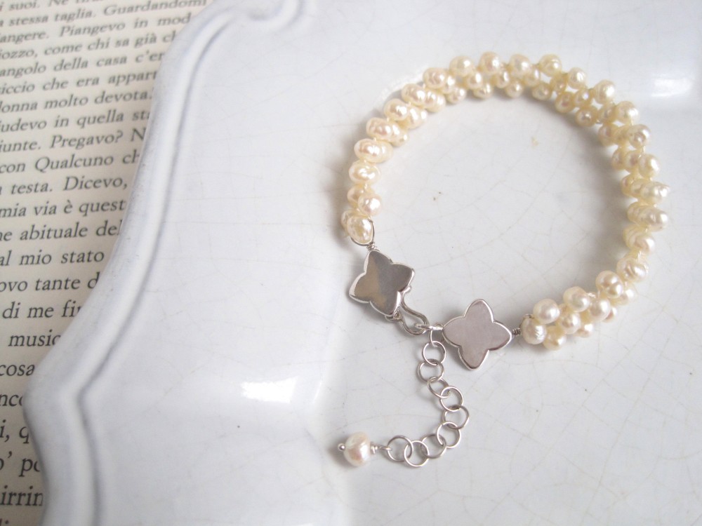 スクエア編みの淡水パールとクロスフラワーシルバーのブレスレット"Fiori croci"