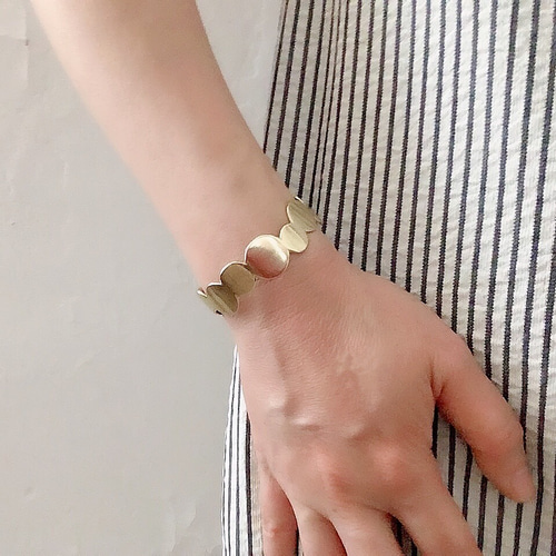 ふぞろいなマルが連なるブラスバングル  