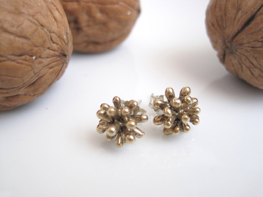 こんぺいとうのような、木の実のようなボールひとつぶ真鍮ピアス "Kompeito"