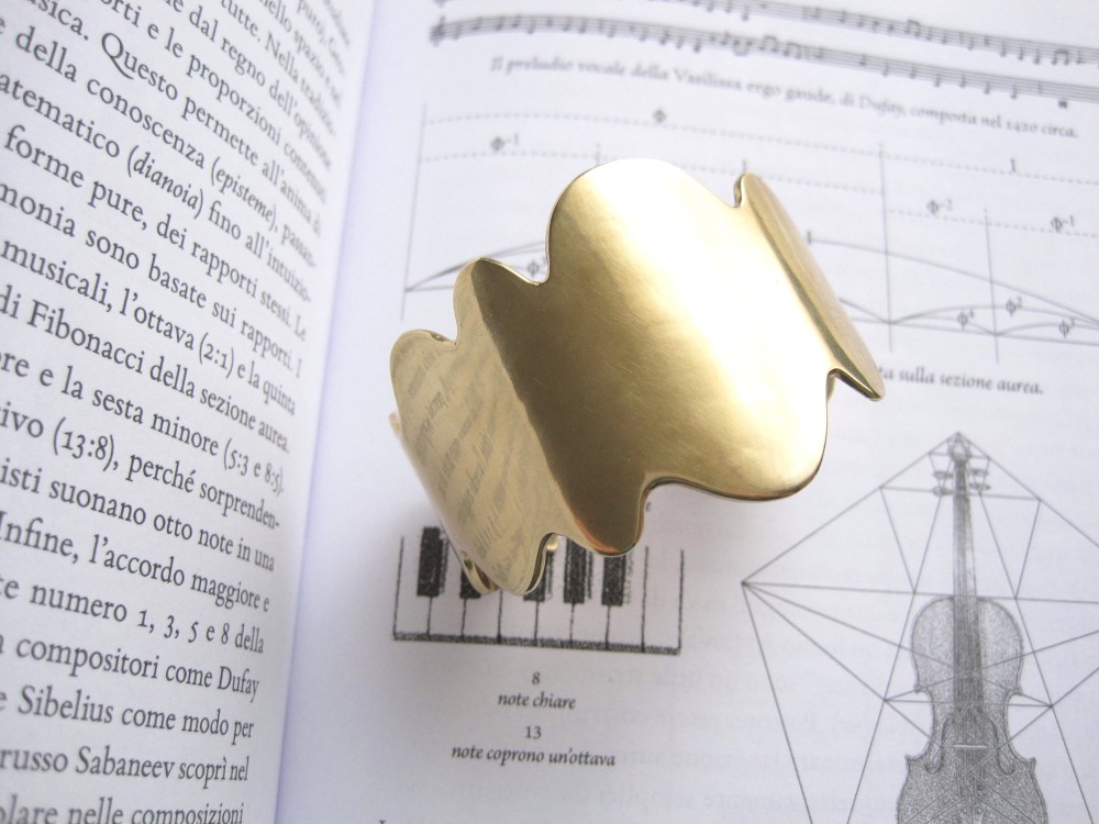 なみなみアシンメトリーウェーブのビッグブラスバングル "Vibramento"