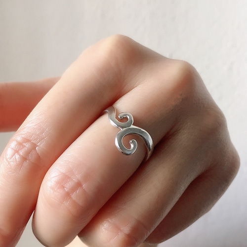 ウェーブうずまきデザインのシンプルシルバーリング 