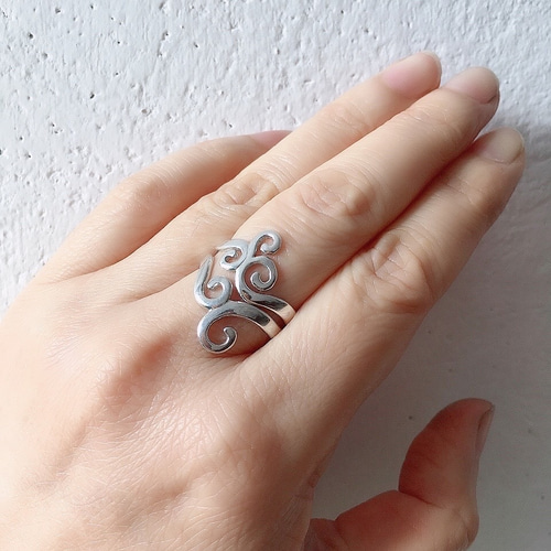 3つのうずまきデザインのシンプルシルバーリング 