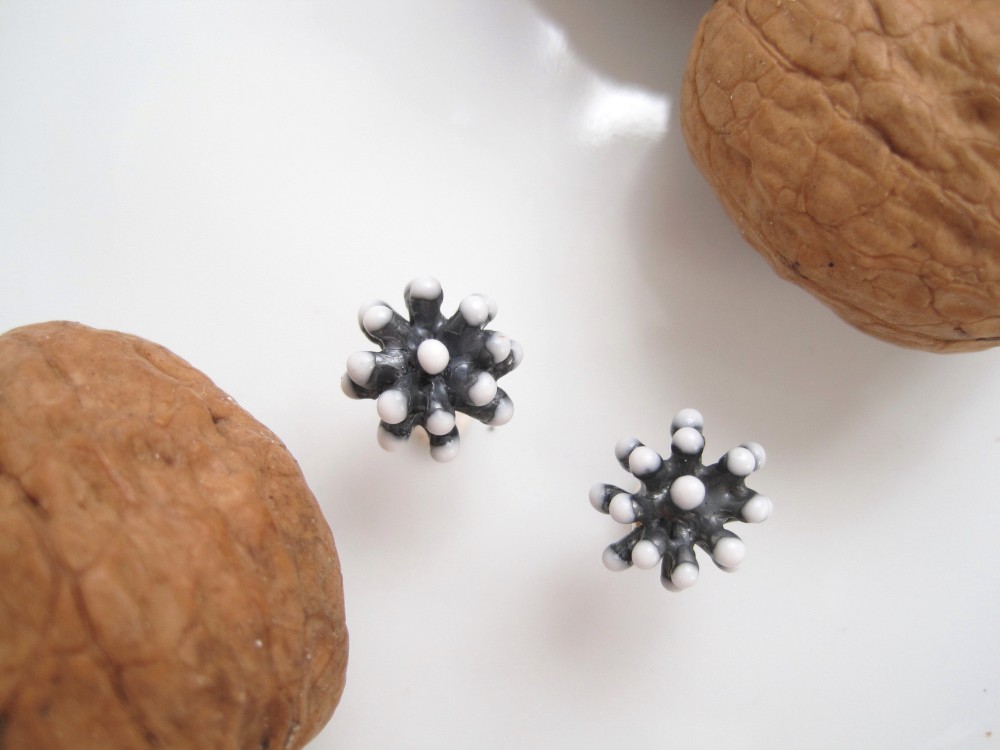 雪をかぶったこんぺいとうのような、木の実のような形のボール・ブラック・シルバーピアス "Kompeito Neve"