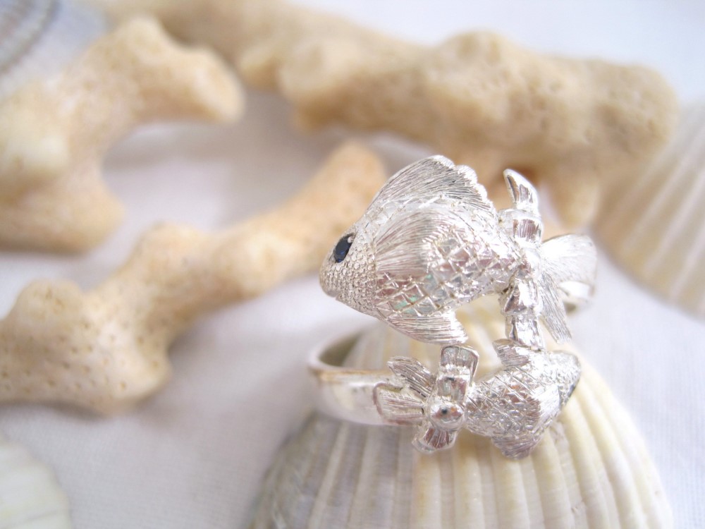 親子の魚がリボンでつながれた、うお座モチーフの巻きタイプシルバーリング "Pesci"