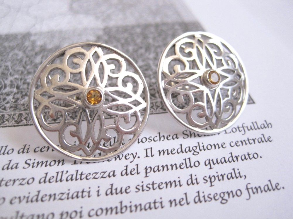 シトリンと格子窓モチーフ透かし彫りのシルバー925ピアス "Finestra"