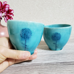 ブルーのお花のシンプルなフリーカップペア 6枚目の画像
