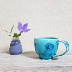 丸いお花がいっぱいのマグカップ(ブルー) 1枚目の画像